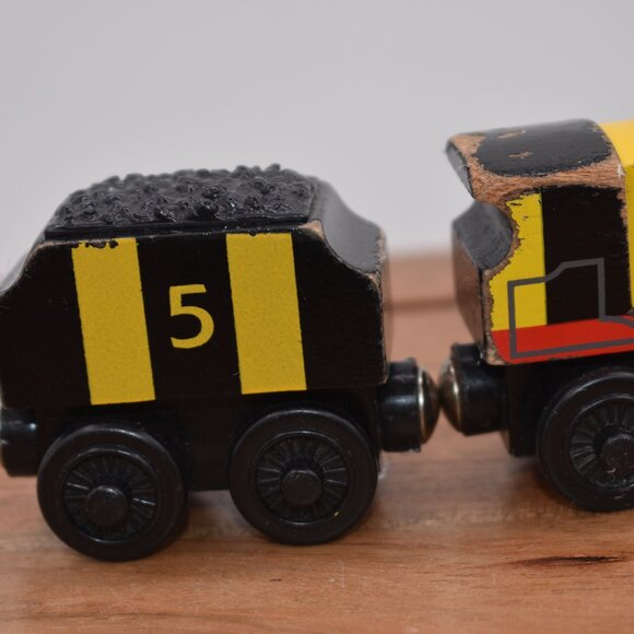 Busy As a Bee James and Tender Thomas & Friends Wooden Railway Engine 2003 Train - Picture 9 of 11